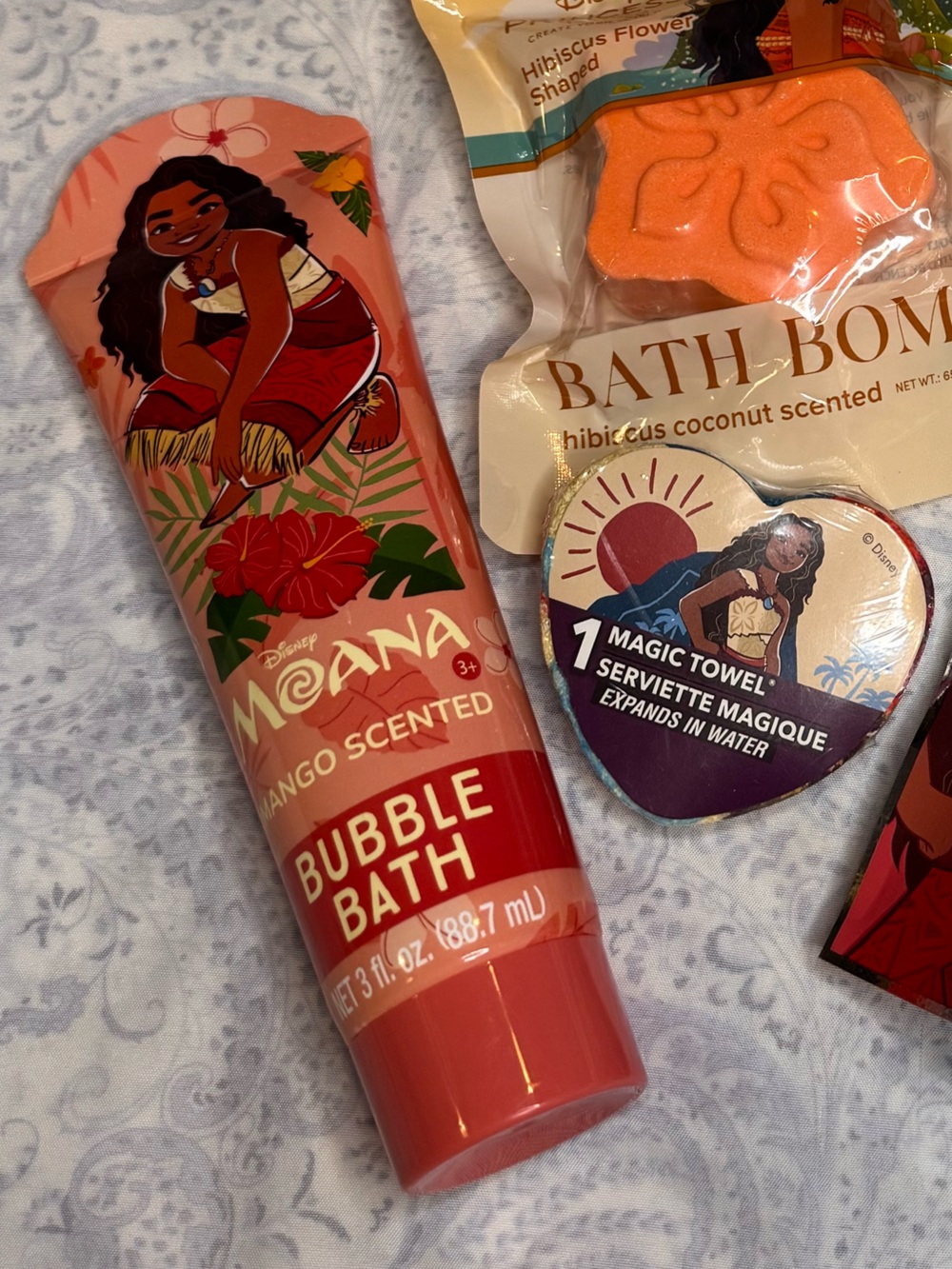 Disney Moana Bath Set — 2 bath bombs, bubble bath & magic expanding washcloth - Picture 2 of 3